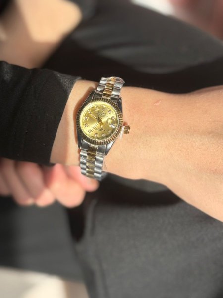 ساعه روليكس دائرتها صغيرة والهاردوير ذهبي وارضية ذهبي